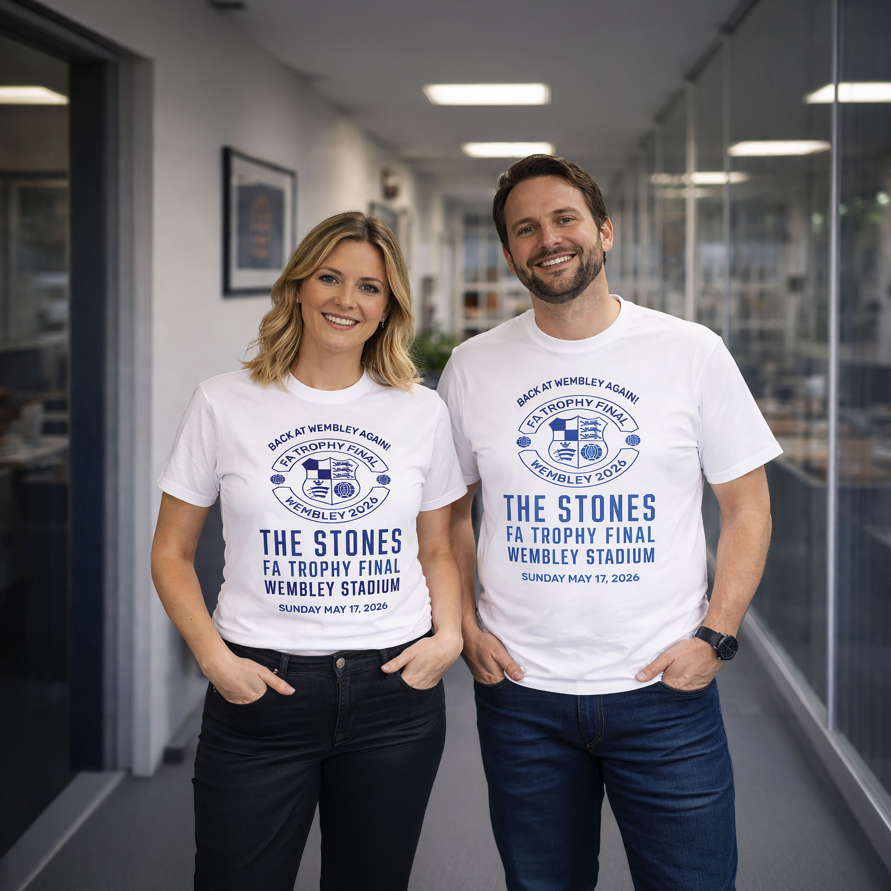 WEMBLEY 2026 T-SHIRT: PENNANT LOCKUP - Blue, 2XS